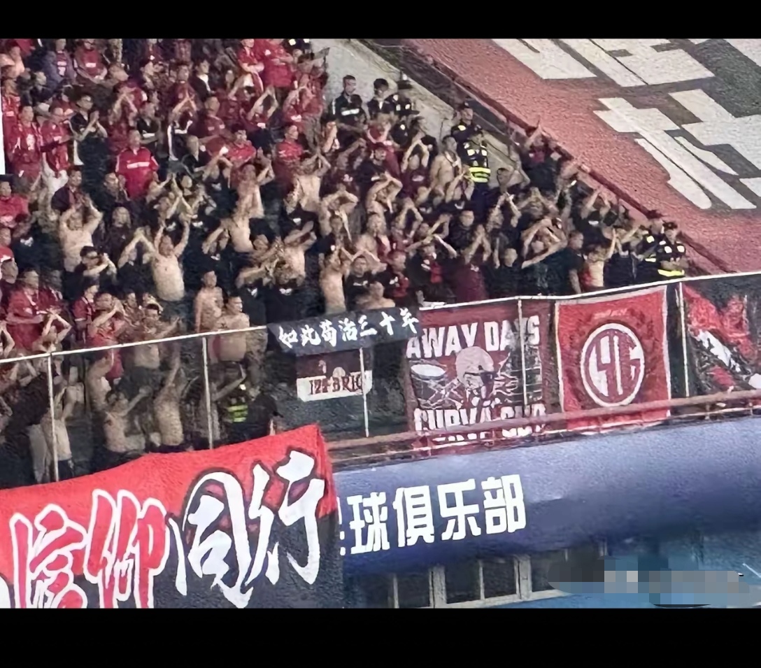 足球比赛节奏明快，球迷尖叫声不绝于耳