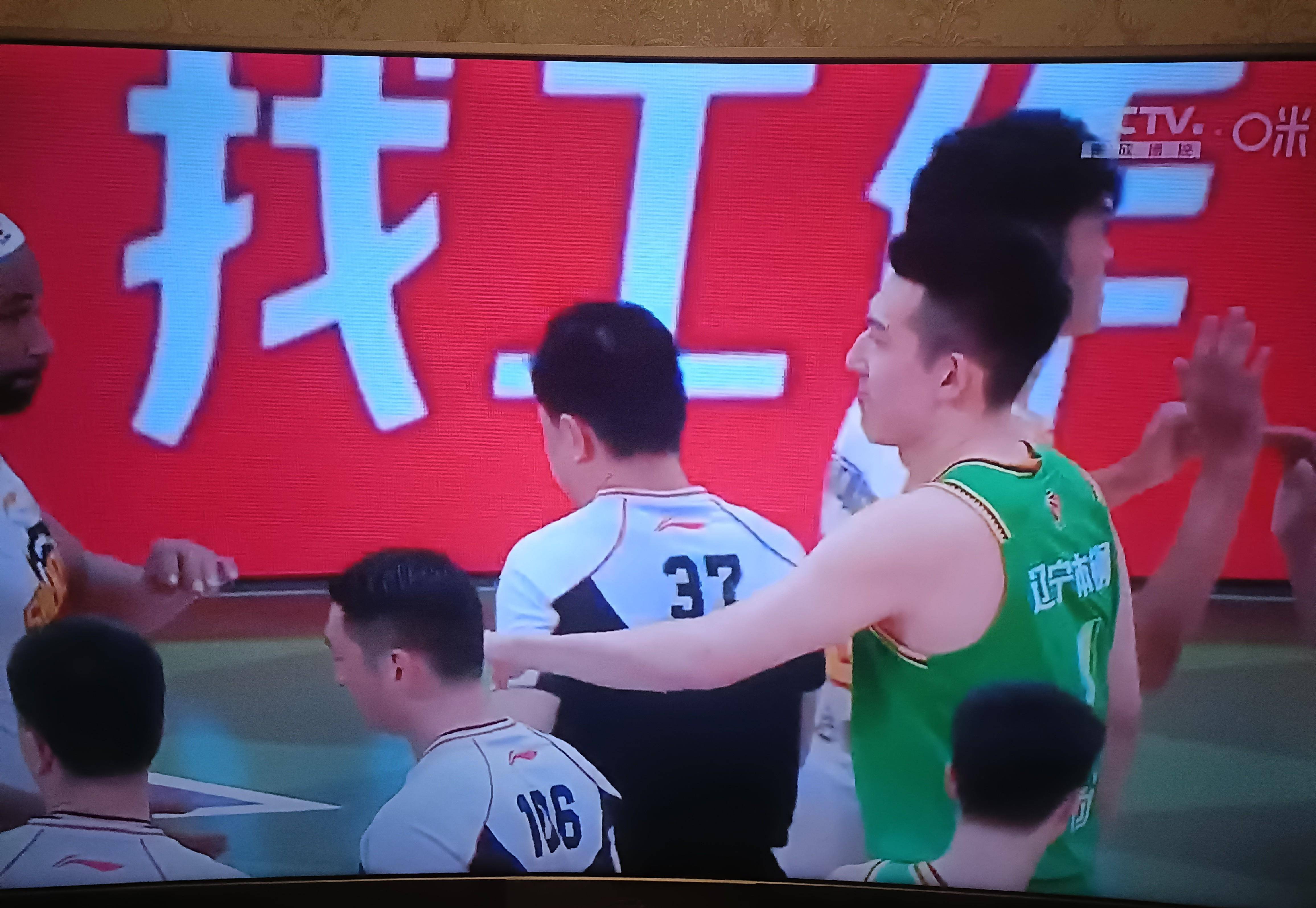 包含辽宁男篮在比赛中展现出高超实力，轻松击败对手的词条
