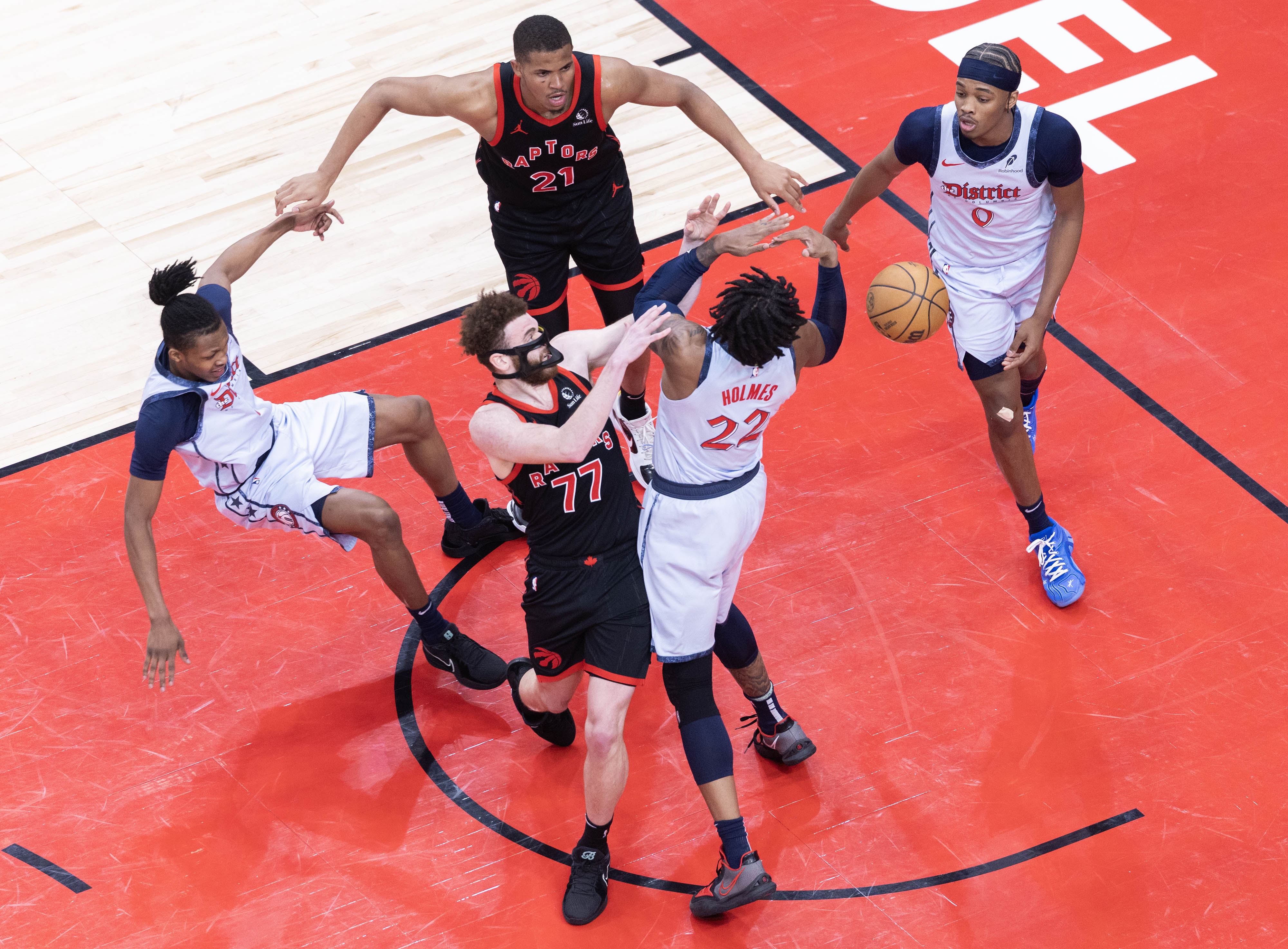 NBA豪强对决紧张激烈离奇瞬间让球迷热血沸腾的简单介绍