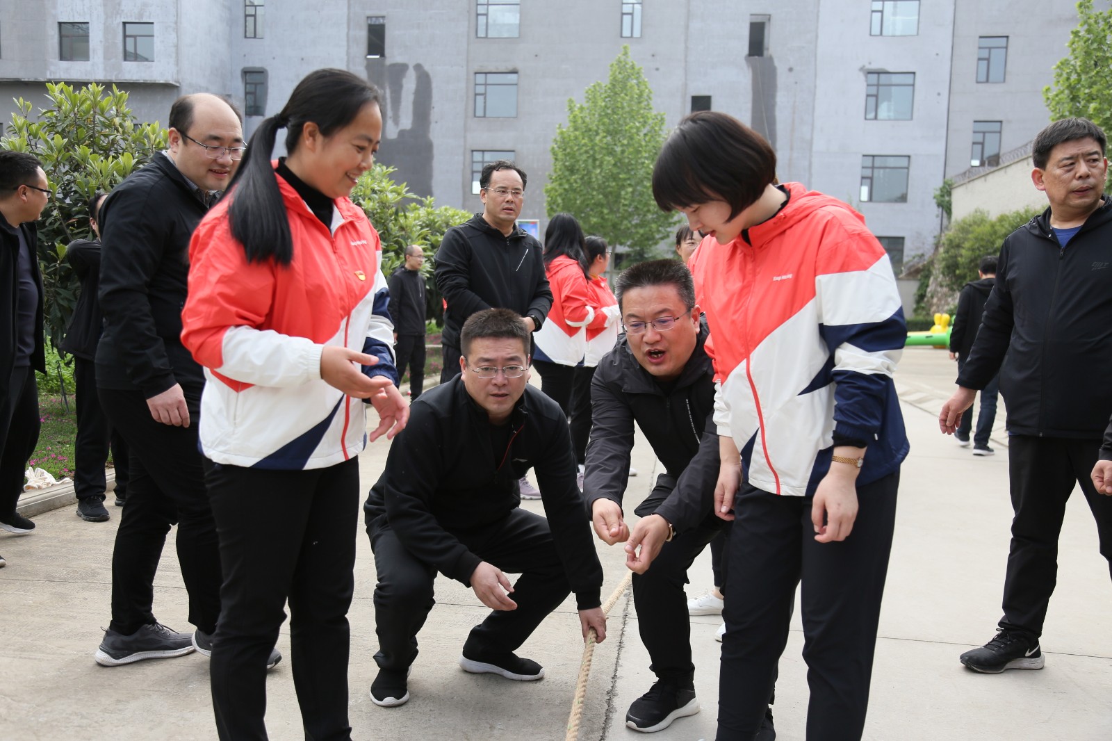 球队集体奋勇争先，共同斗志昂扬的简单介绍