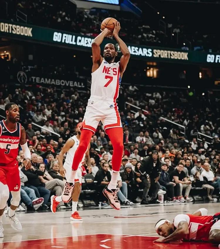 篮网主场击败奇才，杜兰特表现抢眼