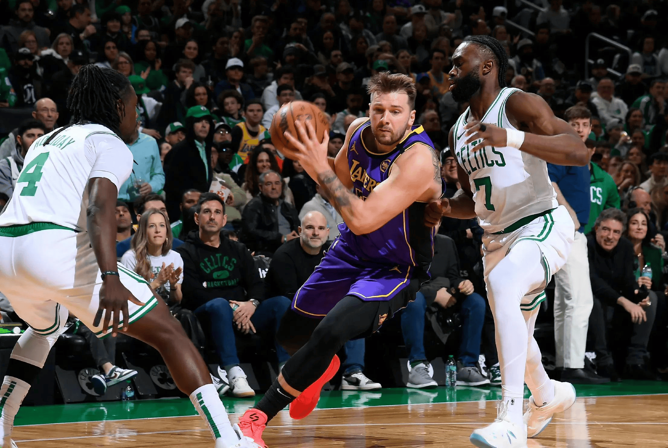 湖人主场力克凯尔特人，取得胜利