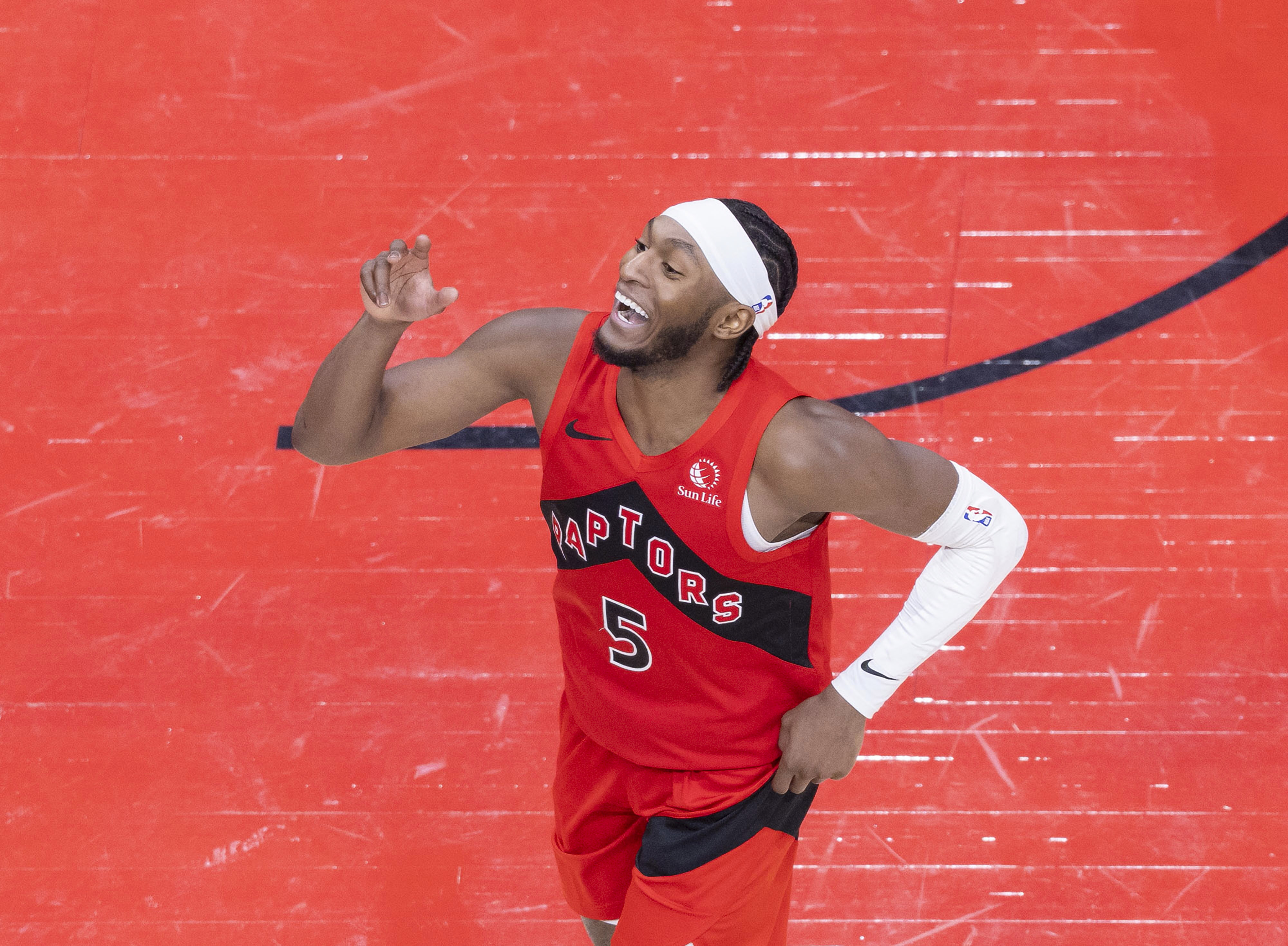 猛龙主场击败魔术，稳居东部前列