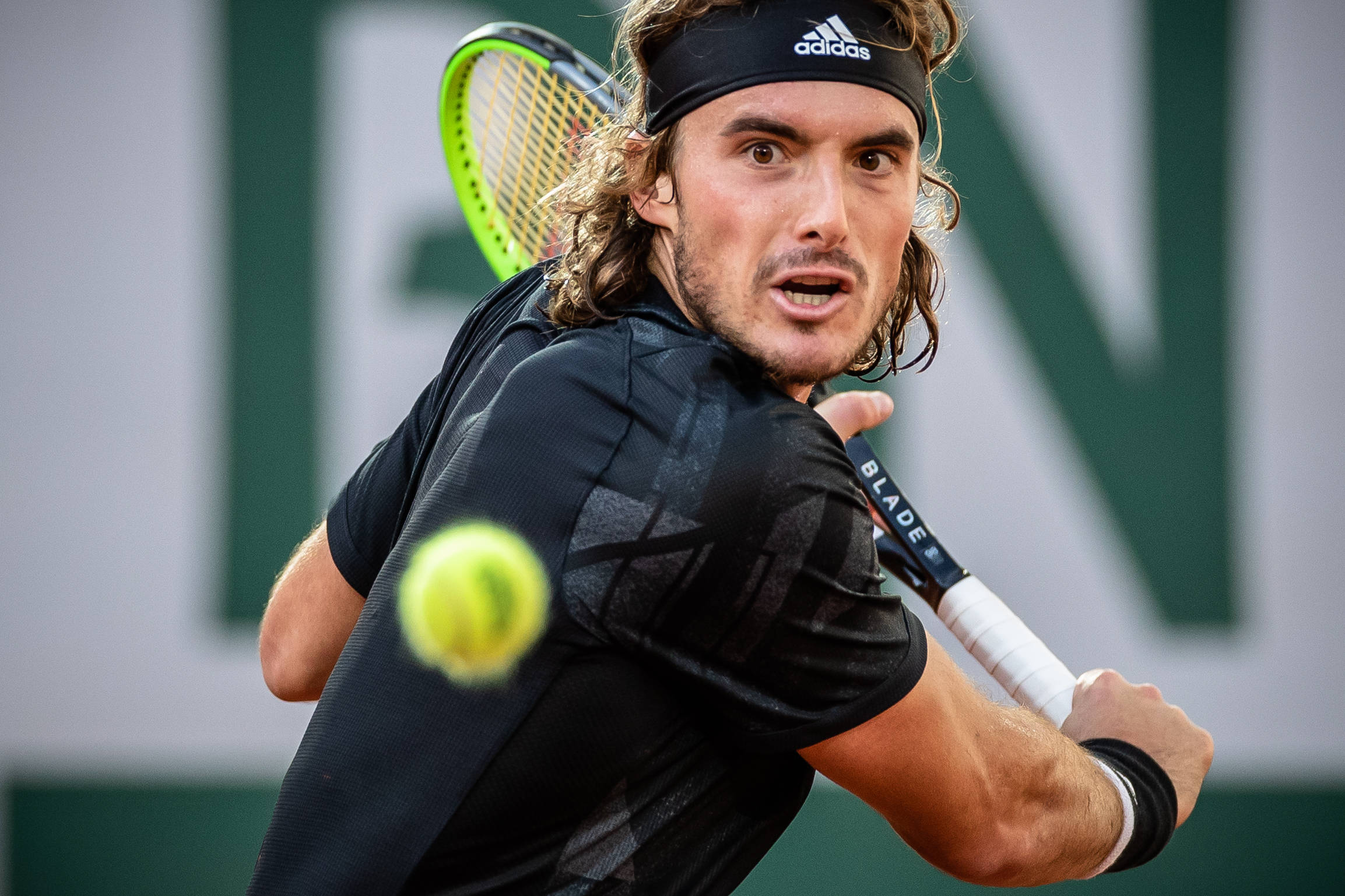 包含德国网球队力克西班牙网球队，西西帕斯统治全场的词条