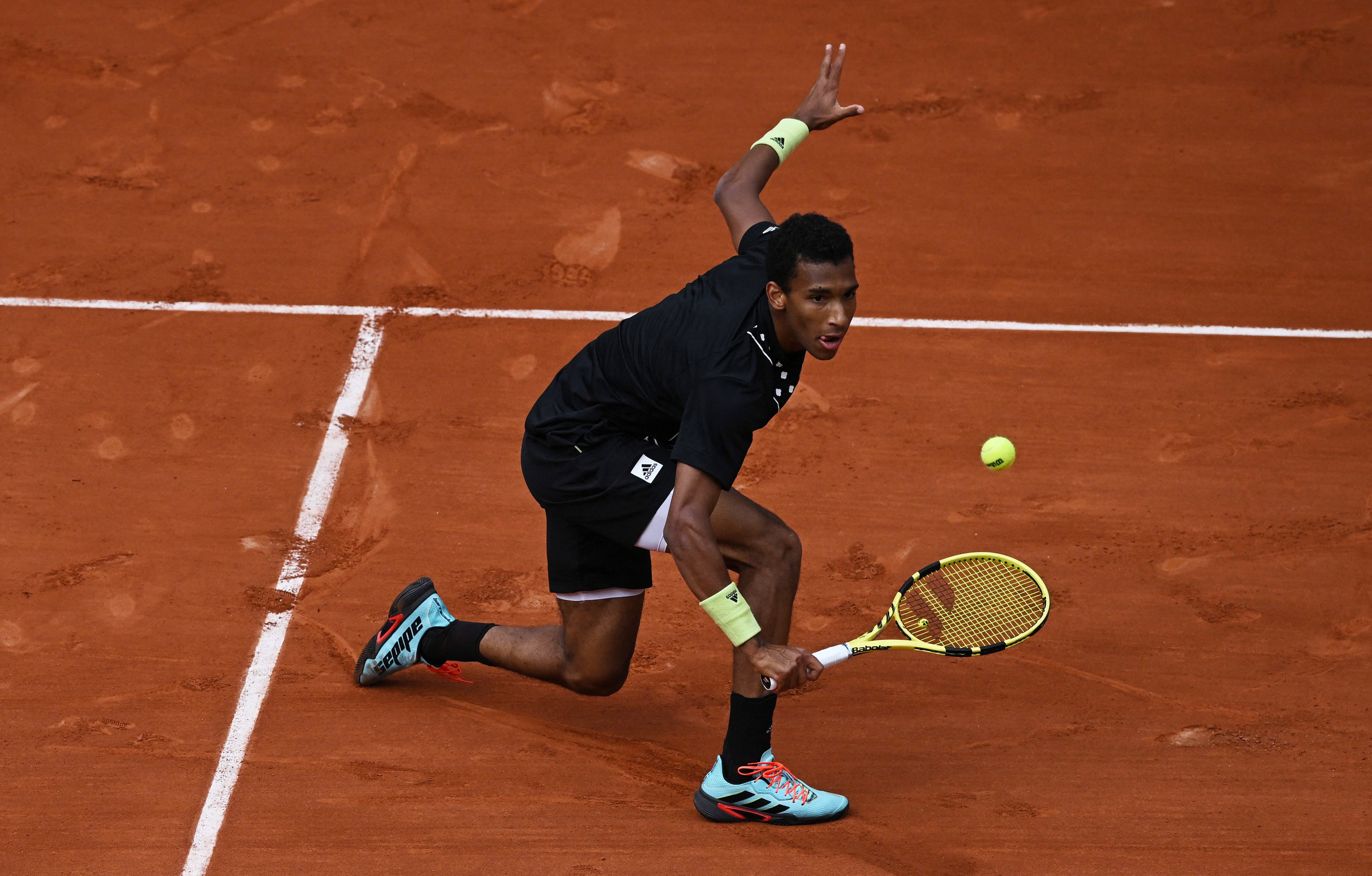 包含美国网球队轻取西班牙网球队，纳达尔完成帽子戏法的词条