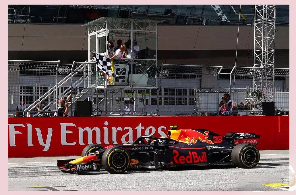 红牛车队横扫哈斯车队，诺里斯统治全场