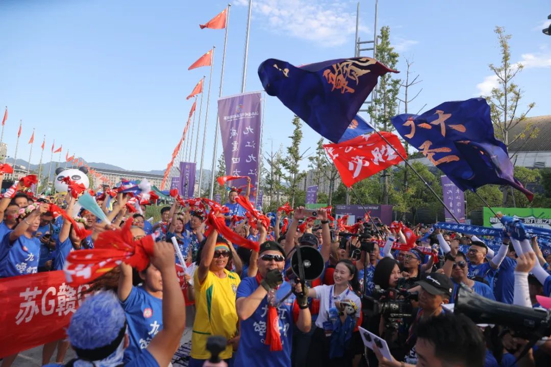 声援球队！球迷打出标语，全场助威